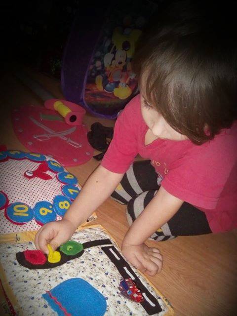 Doi soţi din Arad confecţionează cărţi textile senzoriale pentru copii 4 carti 2