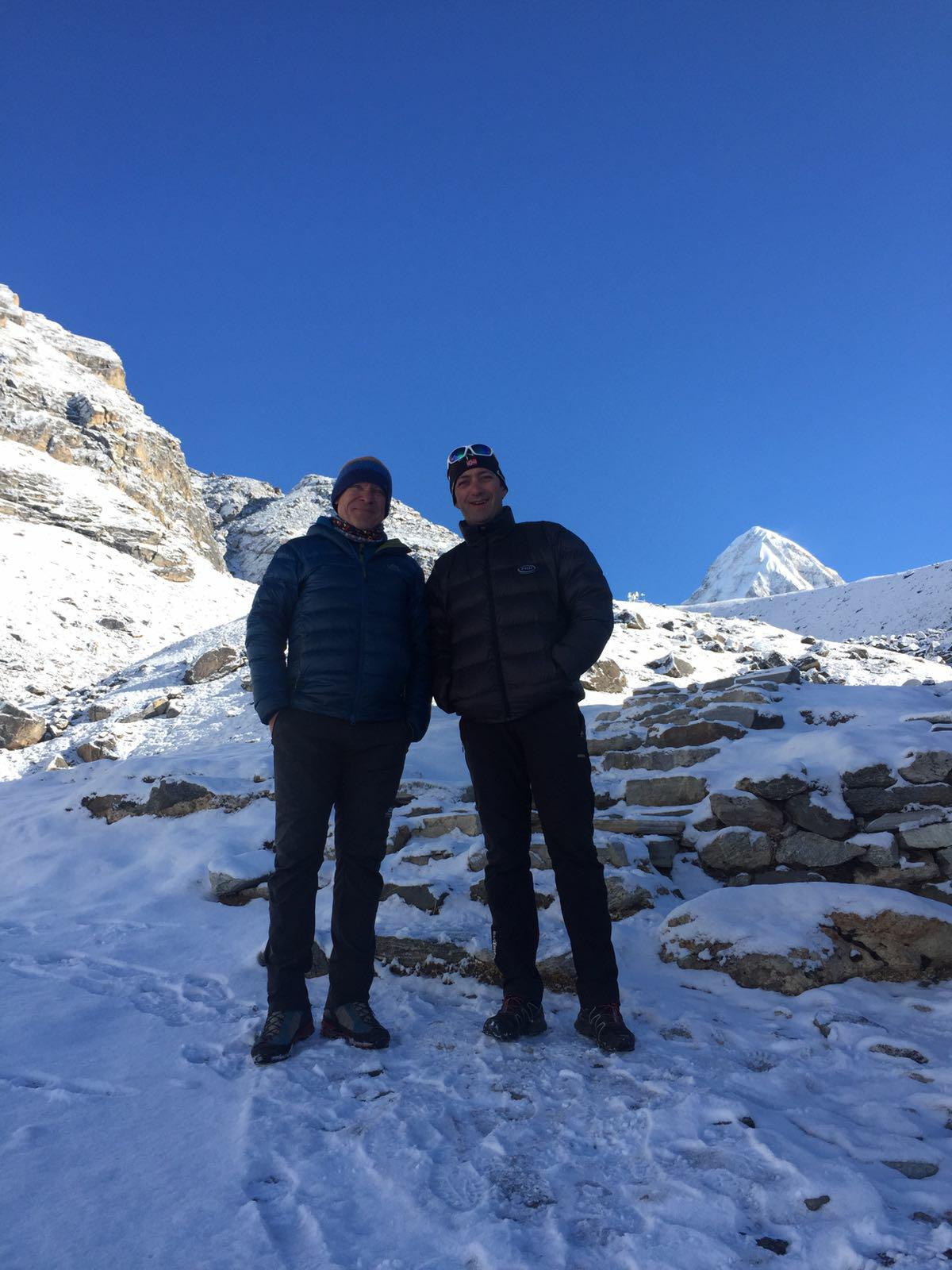 Horia Colibășanu a ajuns în tabăra de bază Everest-Lhotse 2 Horia cu Peter in basecamp