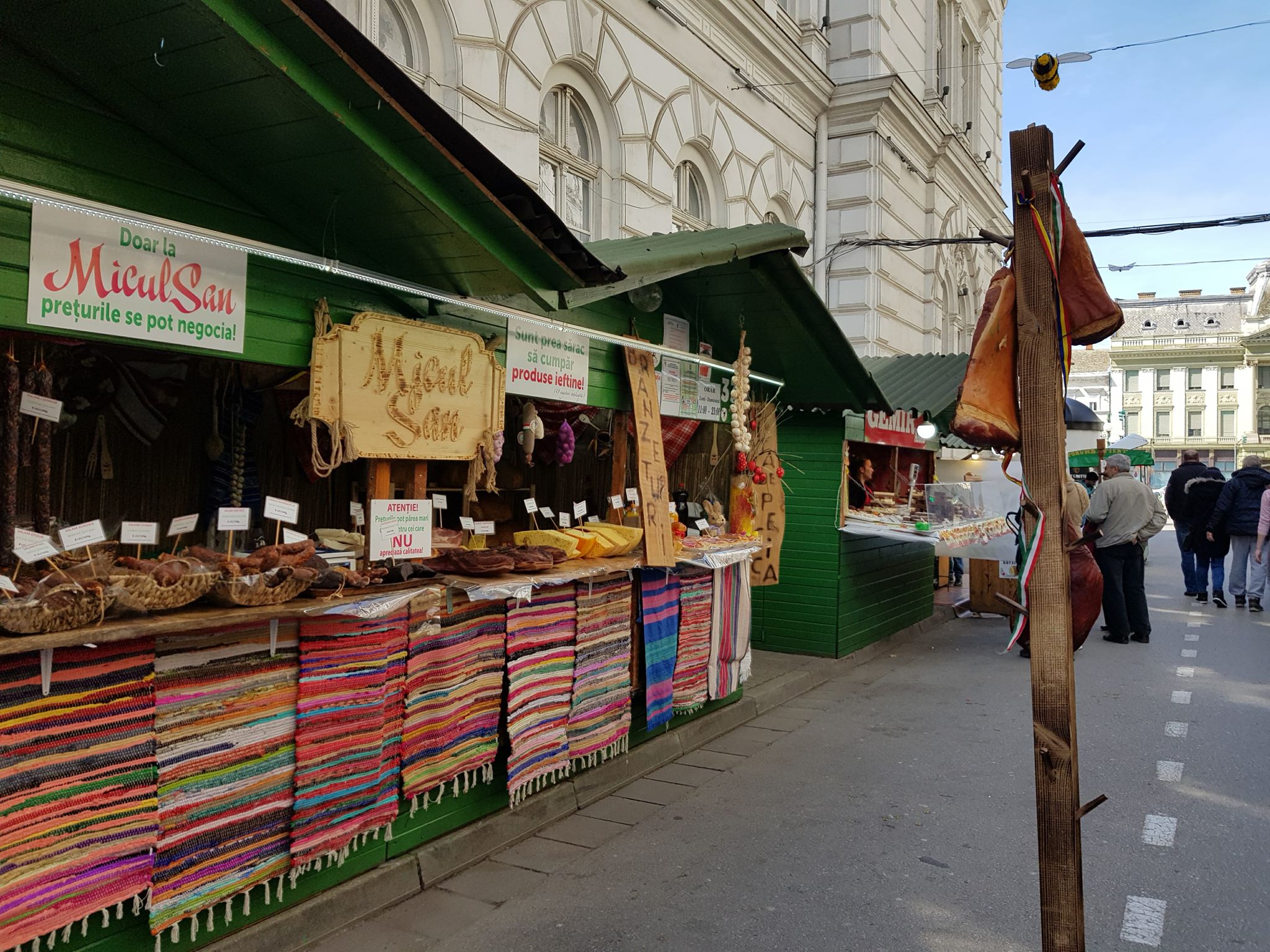 “Bradul” cu şuncă afumată, la Târgul de Primăvară din fața Primăriei Arad 2 ciolan 1