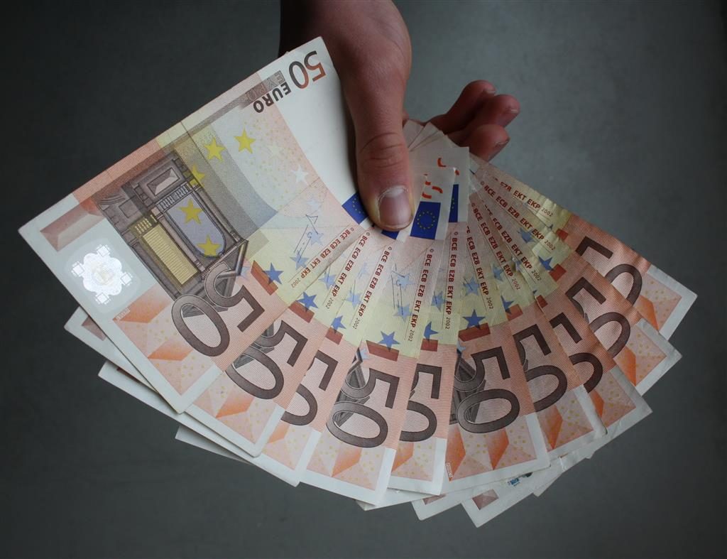 50 Eurobanknoten in der Hand aufgefaechert