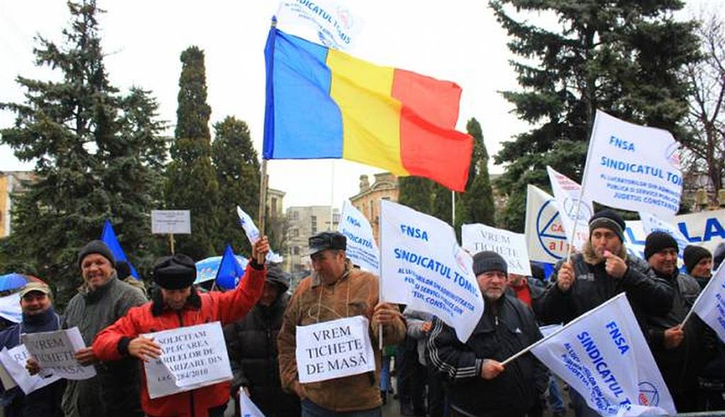 Federaţia Naţională a Sindicatelor din Administraţie ameninţă cu greva dacă preşedintele nu va promulga legea privind majorarea cu 10% a salariilor 1 Protest FNSA