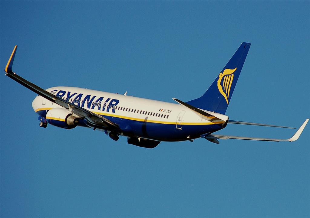 Ryanair.b737 800.aftertakeoff.arp