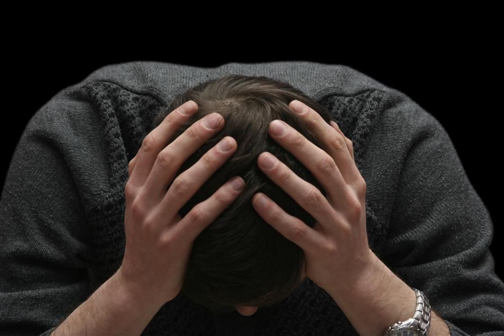 Dezvăluiri REVOLTĂTOARE: Martorii sub acoperire, ameninţaţi de ofiţerii care-i 'protejau' 1 foto grieving man Custom