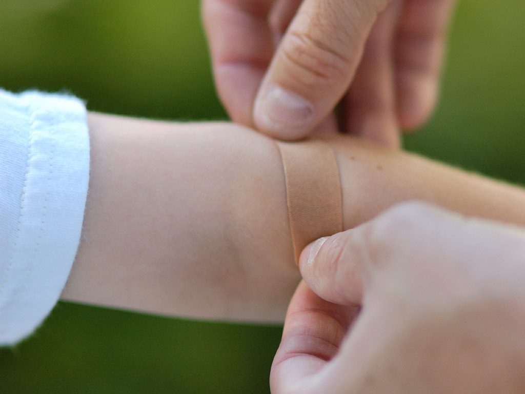 Un pansament care își schimbă culoarea când detectează infecții, util în lupta împotriva rezistenței la antibiotice 1 prayer father bandaid