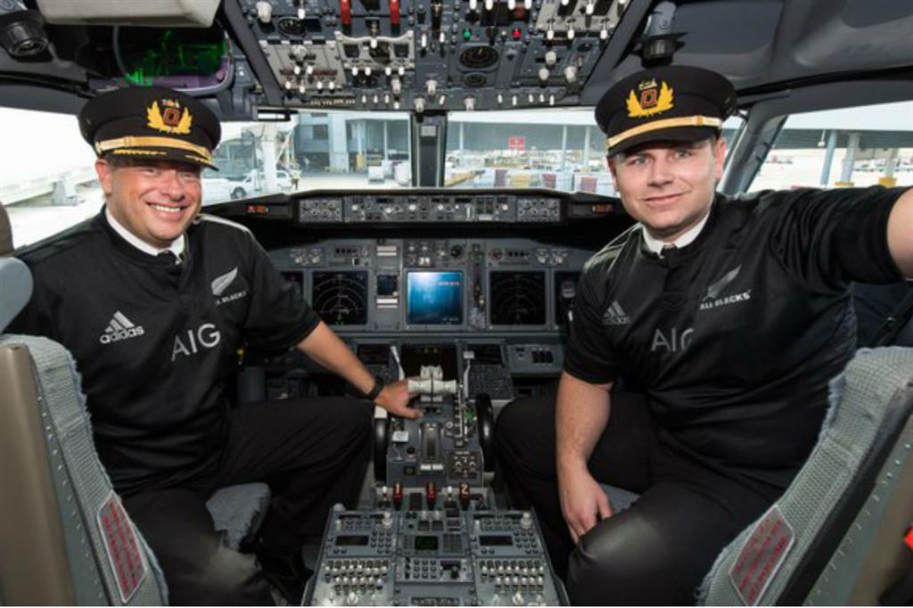 Ca urmare a unui pariu, personalul de bord al companiei australiene Qantas s-a îmbrăcat în ținute All Blacks 1 qantas1 1200
