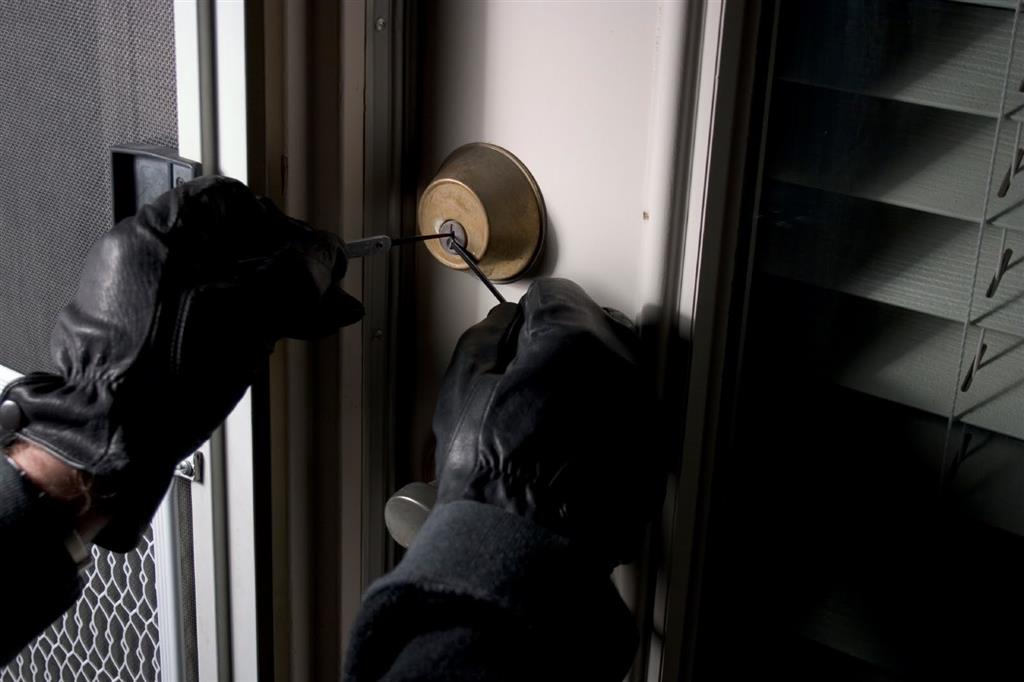 burglar picking lock