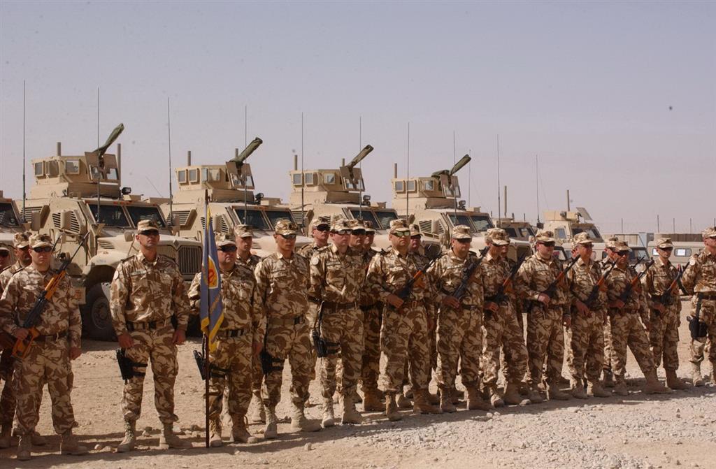 ceremonie militara in fob apache din afganistan batalionul 811 infanterie dragonii transilvani