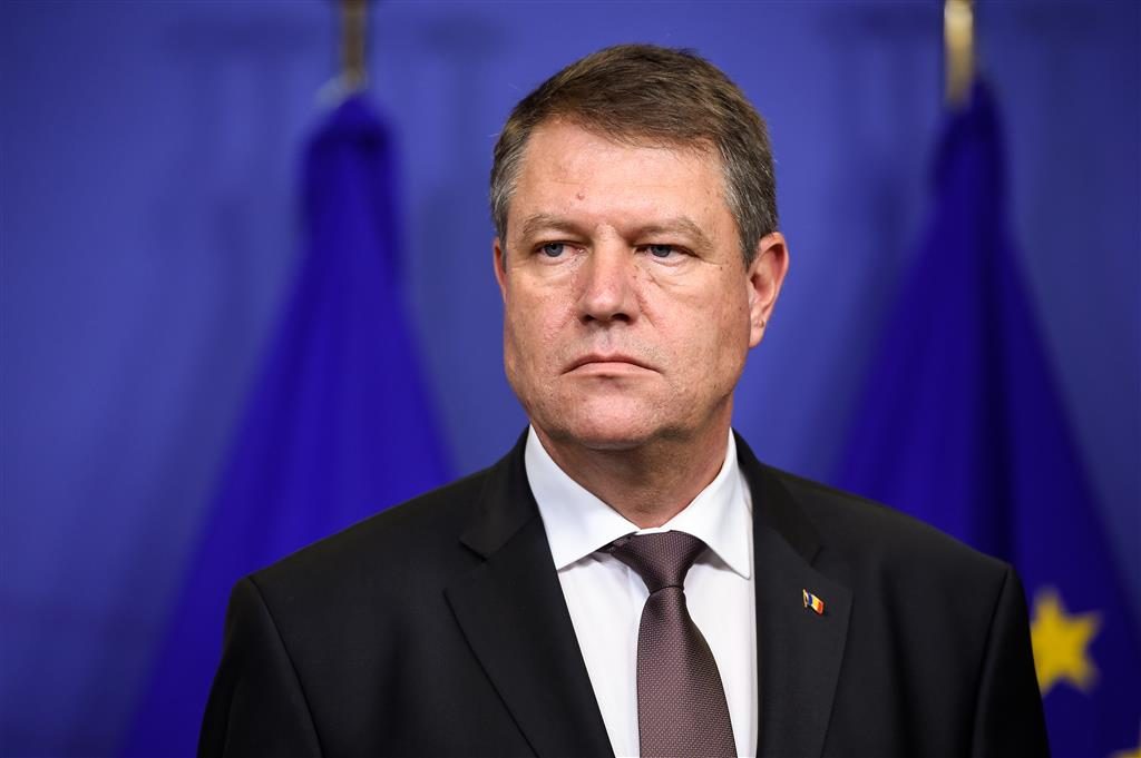 Iohannis a mers la Colectiv pentru a aprinde o lumânare, la 40 de zile de la tragedie: "Nu vreau şi nu pot să uit. Vreau ca, în anii ce vin, să îndreptăm împreună ceea ce nu funcţionează corect în societatea noastră" 1 pr. iohannis