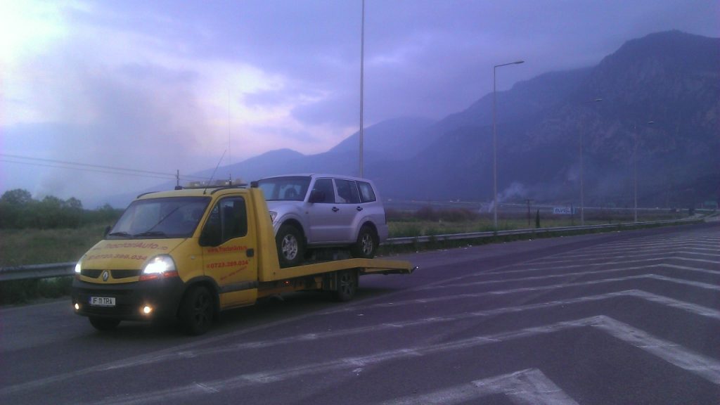 O macara a cazut dintr-un camion cu lemne de DN1. Patru persoane au fost ranite, trei masini au fost avariate 1 tractari auto DN1 9