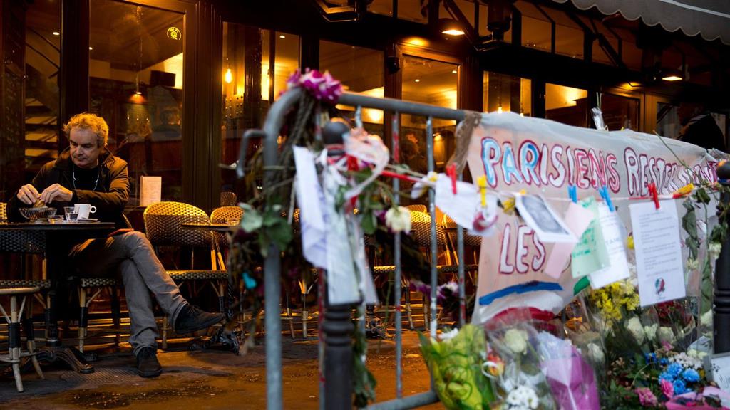 un homme a la terrasse de a la bonne biere lors de sa rouverture le 4 decembre a paris 5476618