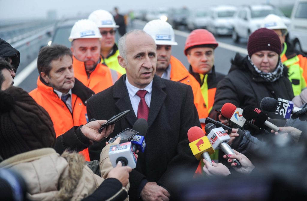 Dan Costescu si jurnalisti pe Autostrada Timisoara Lugoj o Foto Costi Duma