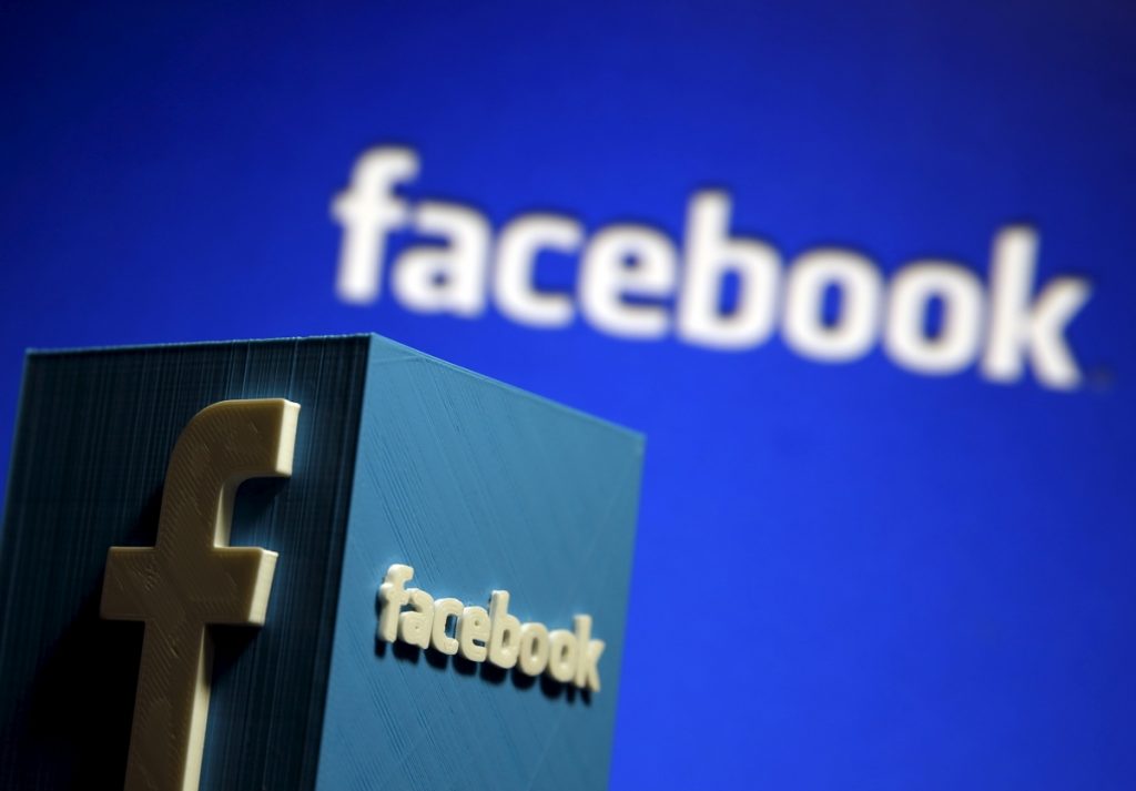 facebook posts strong revenue growth average users increase more 1 billion users per day