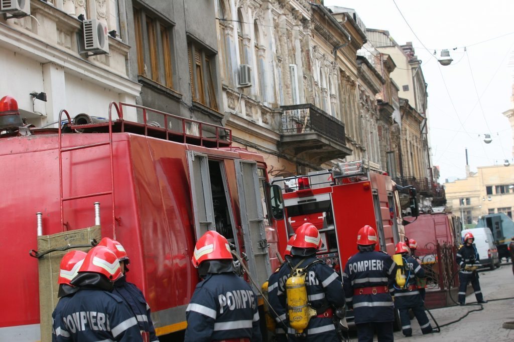 SCANDALOS Pompierii, nevoiţi să scoată pilonii cu ranga pentru a putea intra în Piaţa Unirii ca să ajungă la un incendiu FOTO și VIDEO 1 fssdfsdfdsfsdfsdfsdfsdfsdfsd