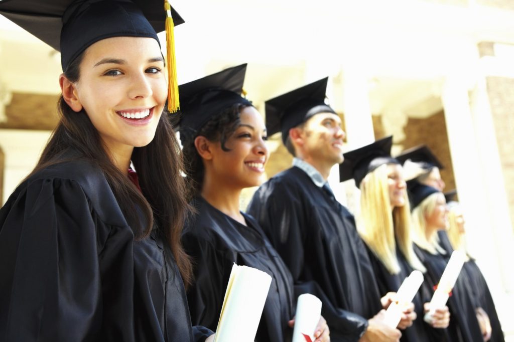 Ce trebuie sa faca romanii ca vor sa studieze in Marea Britanie. Modul prin care pot fi accesate creditele de 10.000 de lire 1 graduates e13405703866611