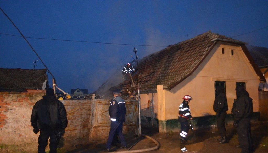 Doi copii minori au ars de vii în urma izbucnirii unui incendiu 1 incendiu arad