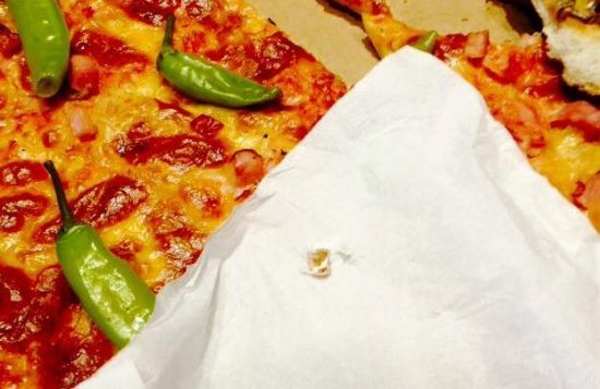 o femeie din arad comandat o pizza si a facut o descoperire socanta apoi a postat imaginile pe 356125
