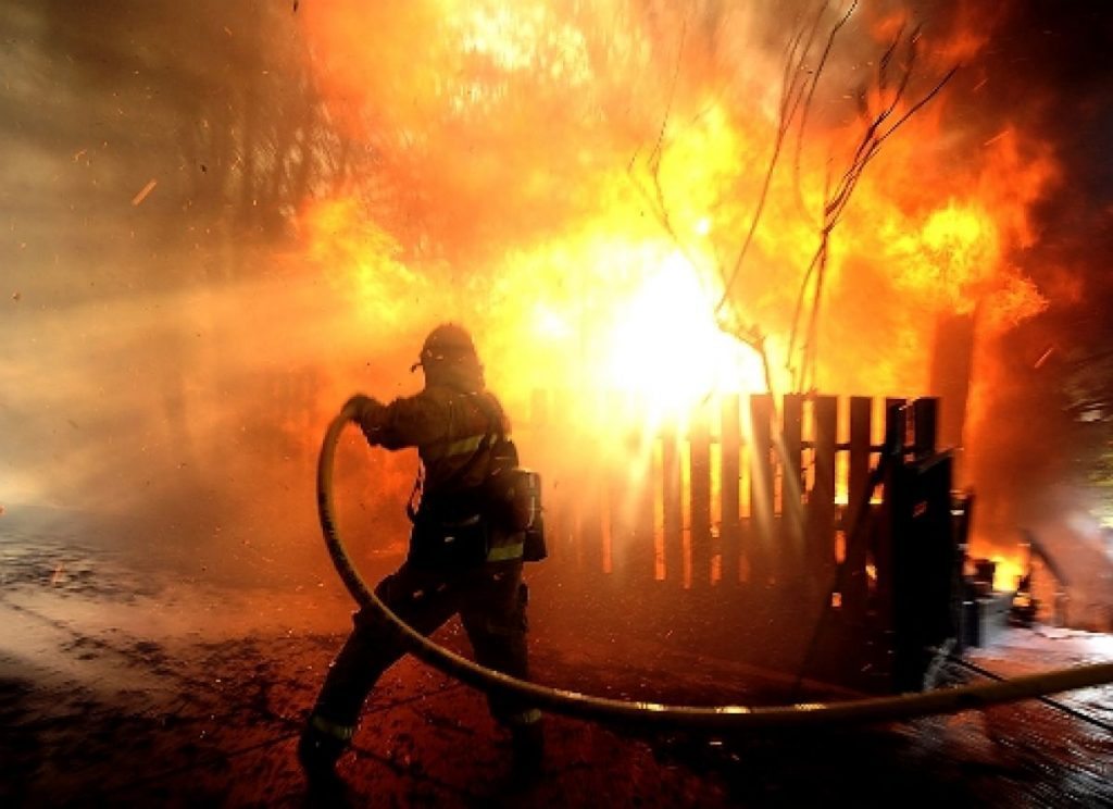 1 incendiu de proporii in botosani o locuina doua tractoare si alte bunuri cuprinse de flacari