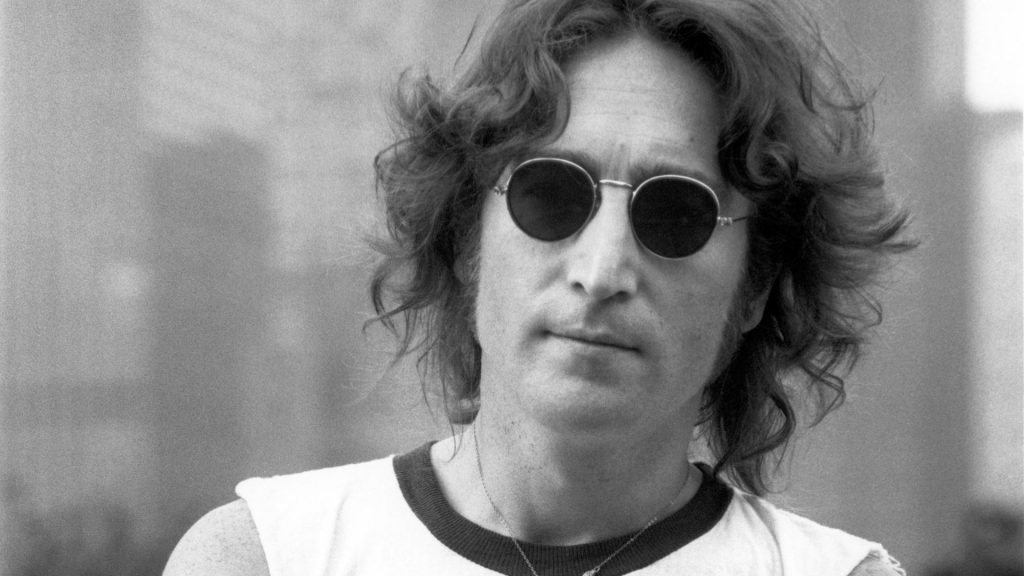 O șuviță din părul lui John Lennon, vândută la licitație cu 35.000 de dolari 1 John Lennon