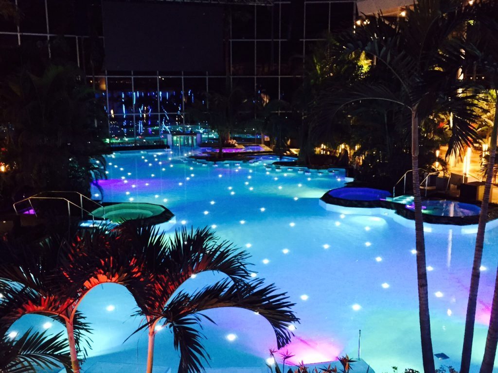 Scandalul Therme. Şeful unei agenţii guvernamentale spune că a fost umilit de bodygurazi pentru că este de etnie romă 1 Therme piscina noaptea