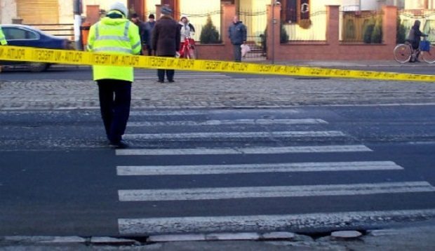 O femeie a fost lovită şi abandonată pe o trecere de pietoni din centrul Aradului 1 accidetn trecere