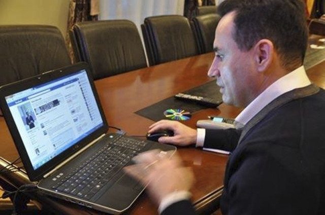 Primarul îşi reia audienţele cu arădenii pe Facebook 1 facebook