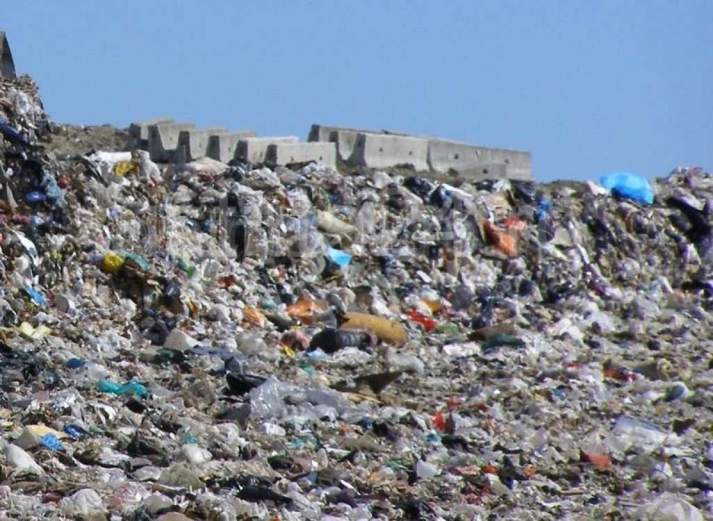 Descoperire macabră, la o groapă de gunoi din Buzău. Printre resturi se afla cadavrul fără cap şi mâini al unei femei 1 groapa de gunoi