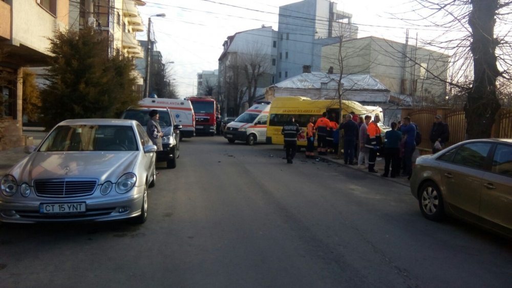 Microbuz școlar implicat într-un accident! Cinci copii răniți! 1 img1043 1456124554