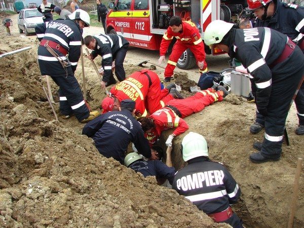 Bărbat înghiţit de un mal de pământ, la Ineu 1 ingropat