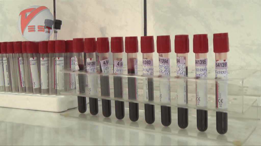 Descoperire şocantă a unui trecător pe DN 14. Autorităţile din Sibiu: „Am demarat o anchetă” 1 sange in eprubete