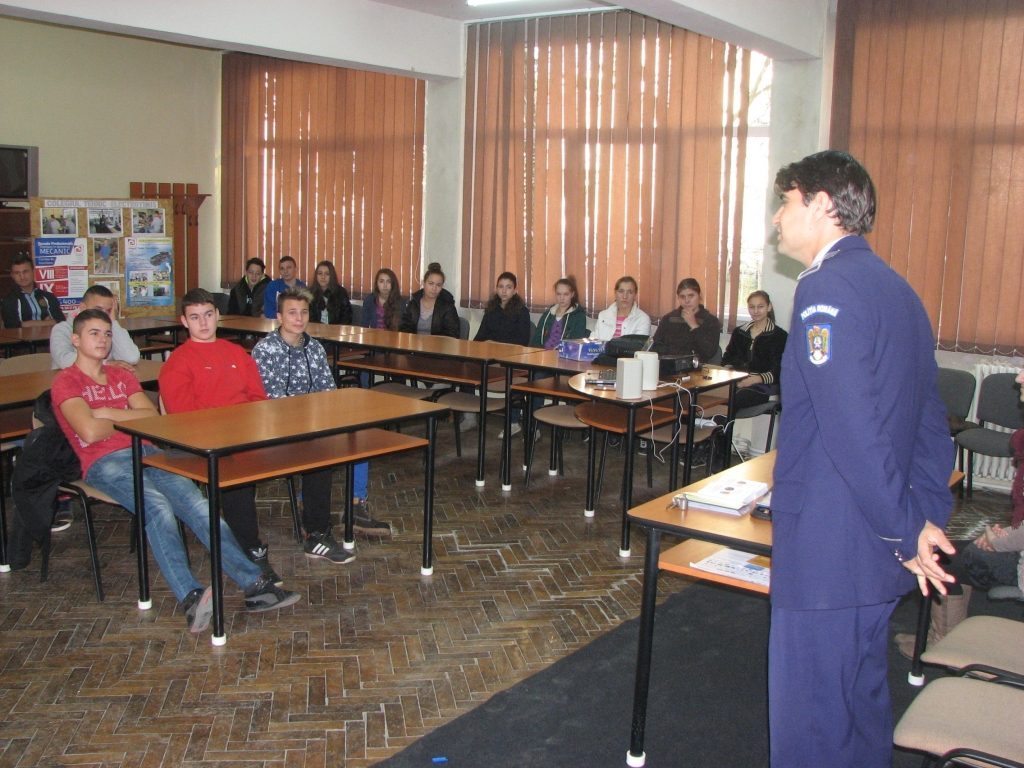 Elevii de liceu vor învăța despre regulile de circulație de la polițiștii rutieri 1 Politist Scoala liceu elevi