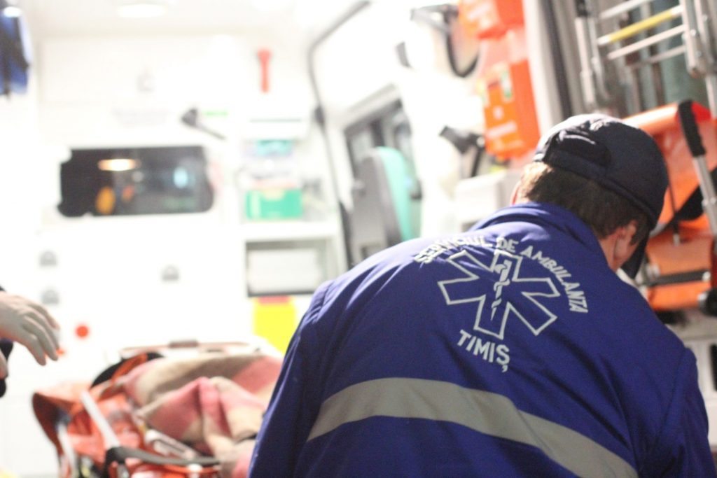 O femeie a cazut de la etajul 10 al unui bloc. Gestul ar putea avea legatura cu un fapt petrecut in acelasi loc, acum 5 ani 1 ambulanta echipaj Custom