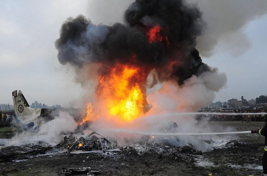 Zeci de morţi după prăbuşirea unui avion în Rusia 1 avion prabusit