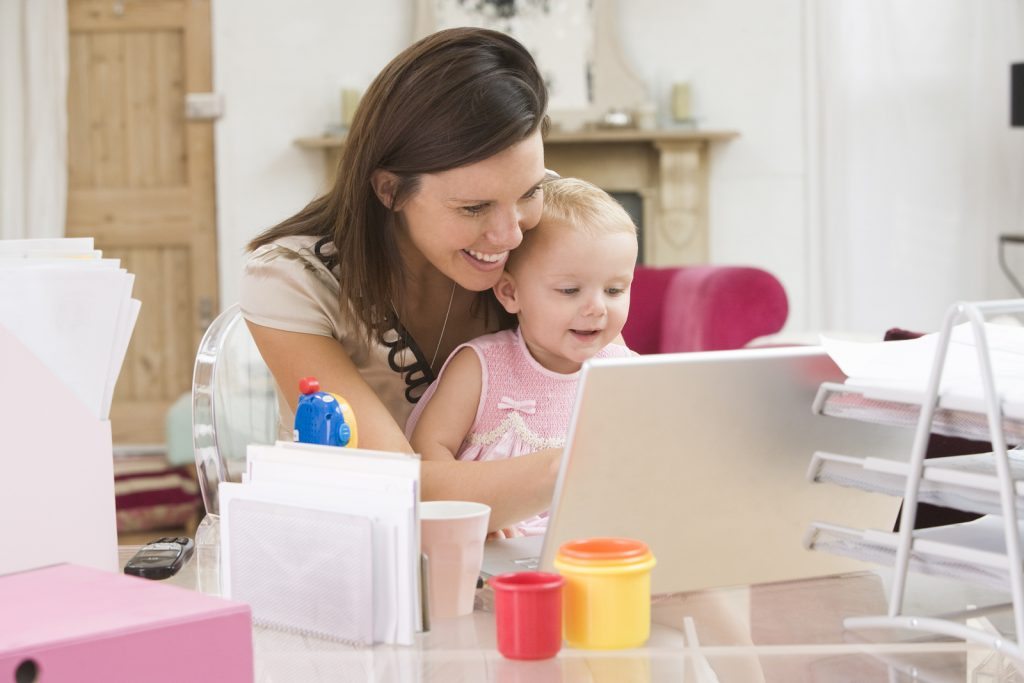 Program de reducere a ratei mortalității materne pentru 15.000 de femei 1 bigstock Mother And Baby In Home Office 4135766