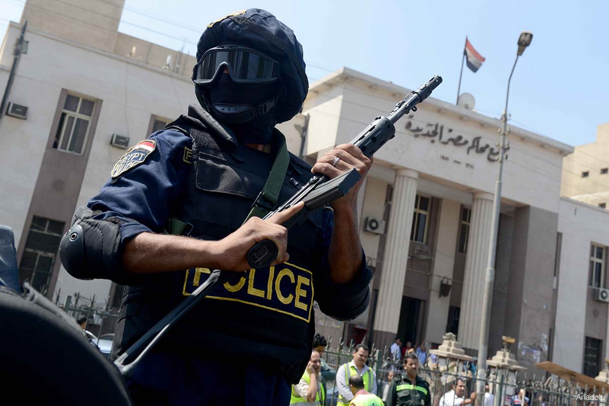 egyptian police outside egyptian court cairo