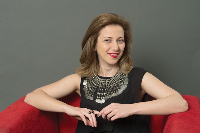 Face 40.000 de euro din pantofi şi genţi "brodate" cu simboluri româneşti 1 iutta