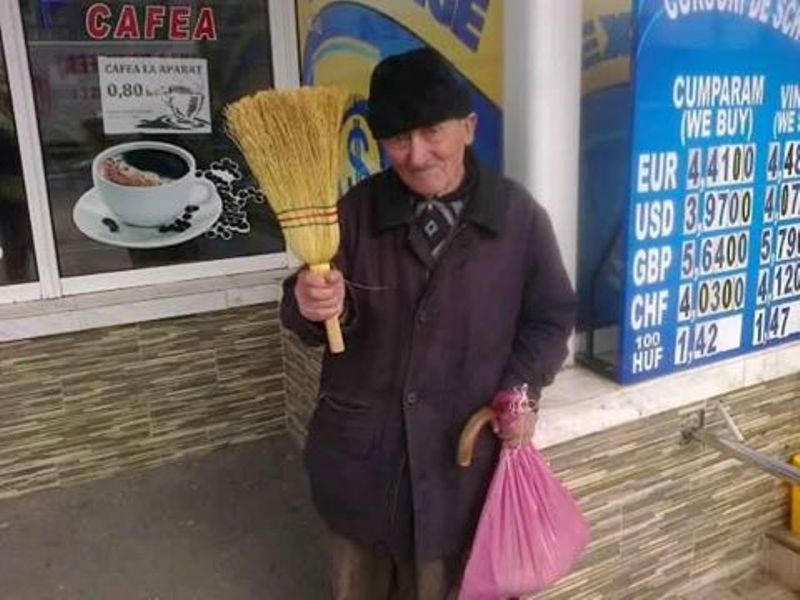 La 92 de ani îşi câştigă existenţa din vânzarea măturilor. Bătrânul poate fi găsit pe străzile Aradului 1 maturi