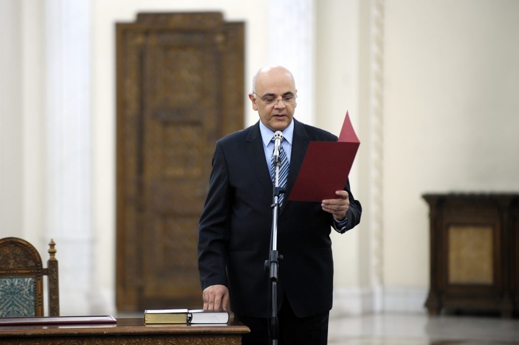 Reactia lui Arafat dupa ce a aflat ca va fi dat in judecata in cazul Colectiv. Ciolos: "Nu ma gandesc la o demitere" 1 raed arafat depus juramantul de investitura ca ministru al sanatatii1352312229