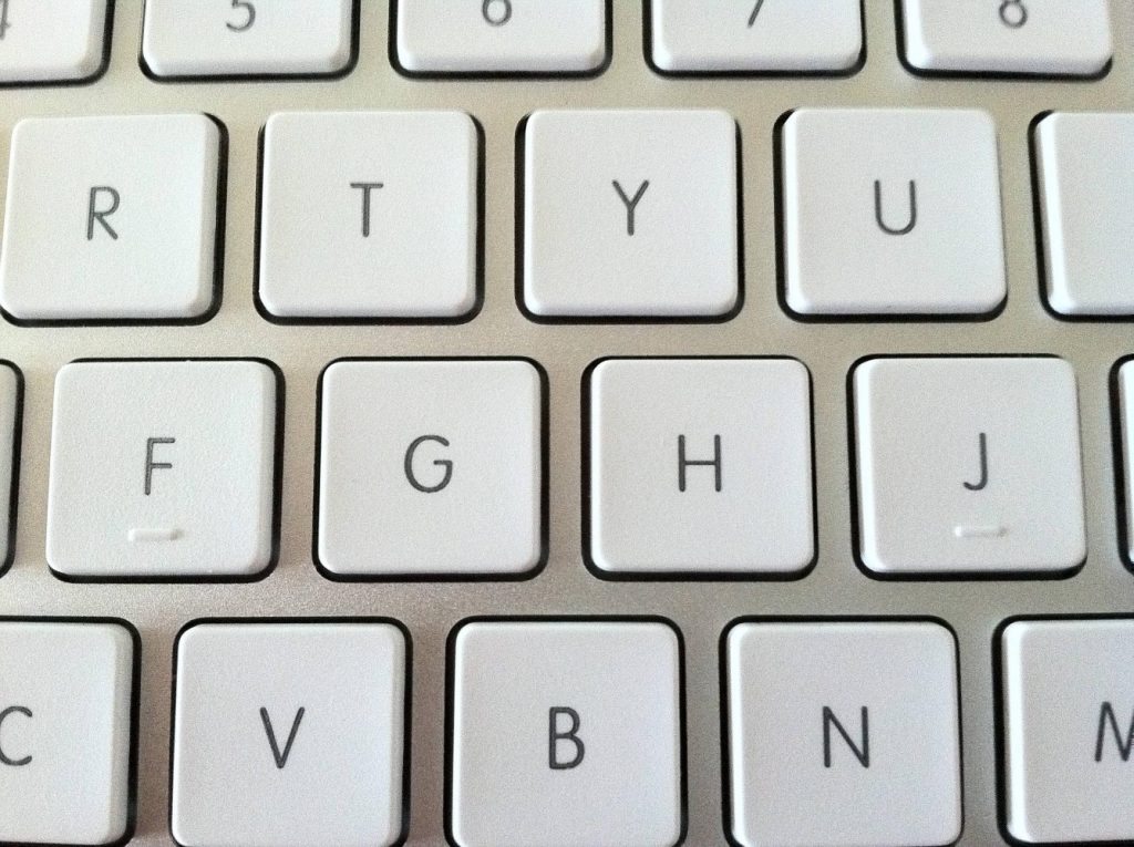 Ai observat o denivelare la butoanele F si J de pe tastatura? Nu, nu sunt pentru persoanele cu deficiente de vedere 1 wZmUJ Custom