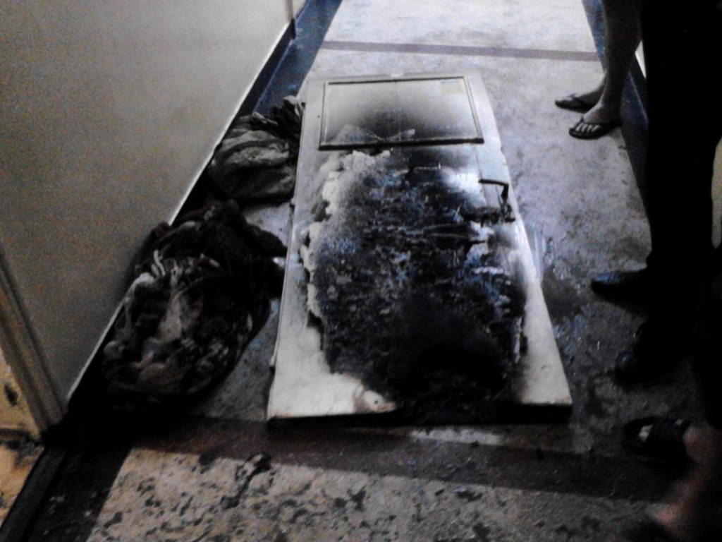 Incendiu la un cămin de studenţi din zona Izvor din Capitală 1 Pături plus ușa carbonizată Custom