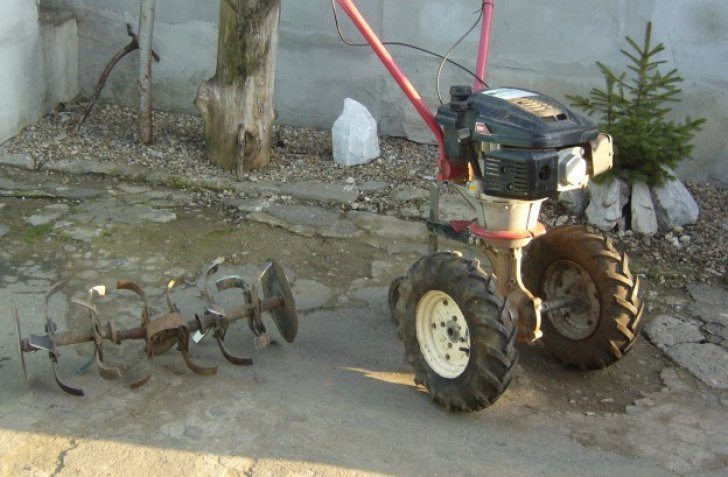 Caz sfâşietor într-o localitate situată la graniţa cu judeţul Arad: Un copil de doi ani a murit după ce tatăl lui a trecut peste el cu un utilaj agricol 1 drama