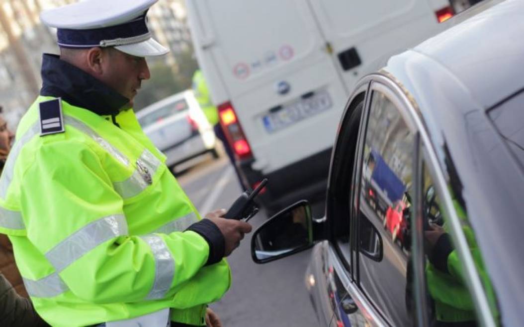 Alți doi șoferi sunt cercetați după ce au condus fără permis sau acte de înmatriculare 1 politia