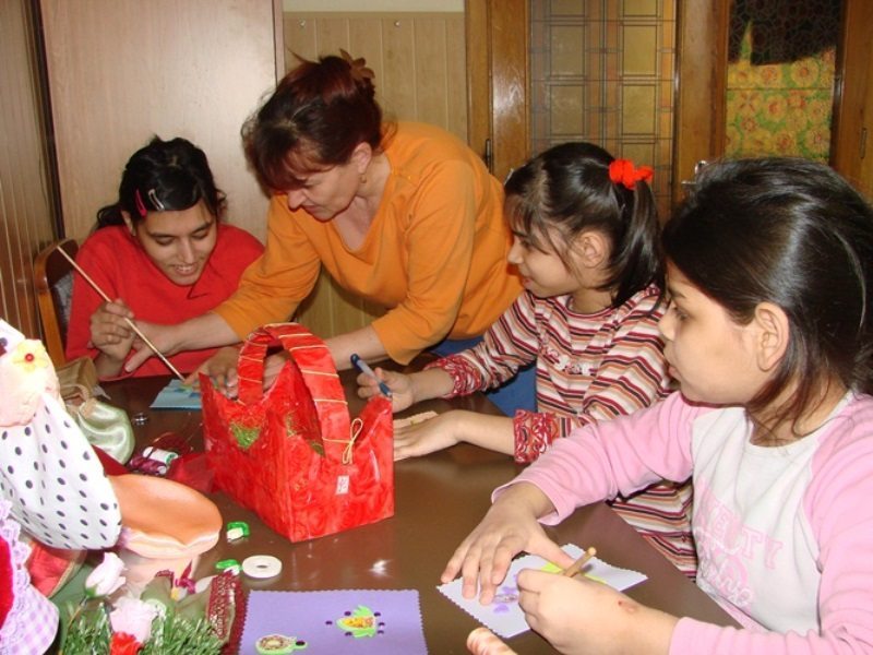 Centrul Școlar pentru Educație Incluzivă va fi inaugurat luna aceasta 1 3A Copiii cu dizabilitati antrenati in activitati de lucru manual