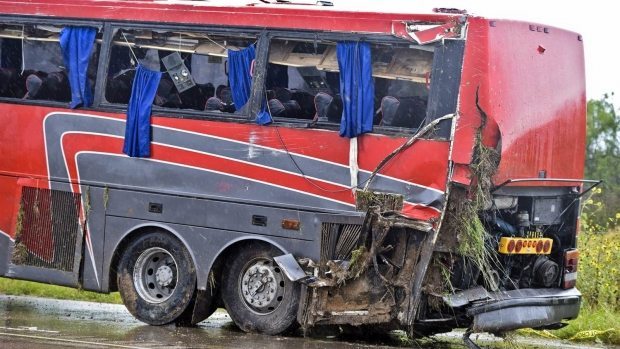 Opt persoane au murit şi alte câteva zeci sunt rănite, după ce un autocar s-a răsturnat în Texas 1 autoc