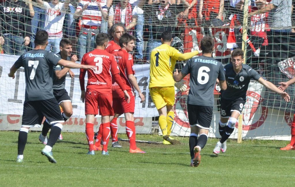 Răcoriți pe malul Tîrnavei: Gaz Metan Mediaș - UTA 4-0 1 gazuta2