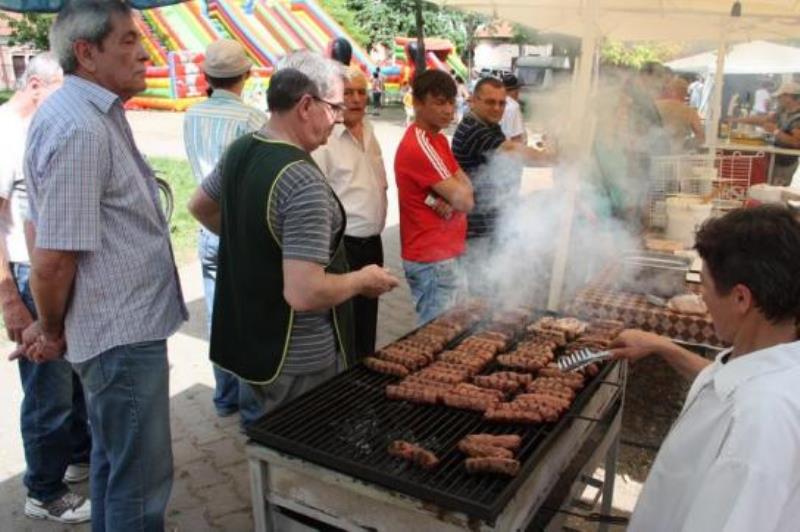 Bonuri pentru mici și bere. Primar reținut pentru mită electorală 1 mici si bere de 1 Mai