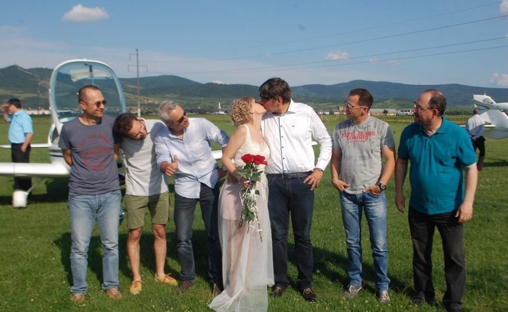 Un pilot din Arad şi-a organizat nunta în hangarul Aeroclubului Charlie Bravo. Invitaţi „picaţi“ din cer 1 nunta 11