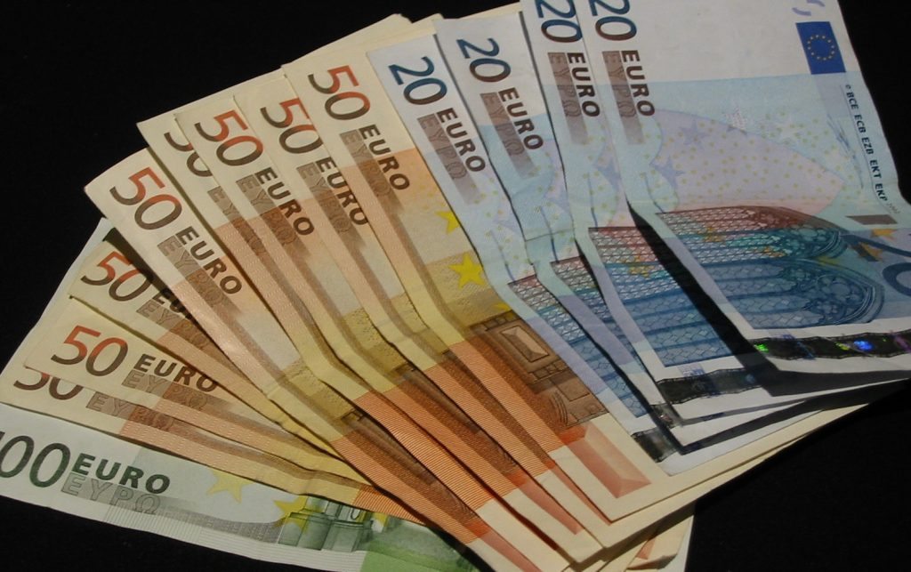 sheaf of euro notes photo Gilles Letar e1353480355585