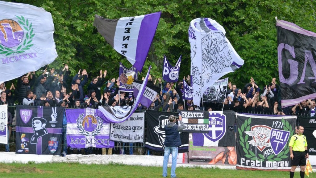 Fanii „alb-violeți” s-au dat în petec la Ineu, folosind scandări triviale la adresa arădenilor 1 suppoli
