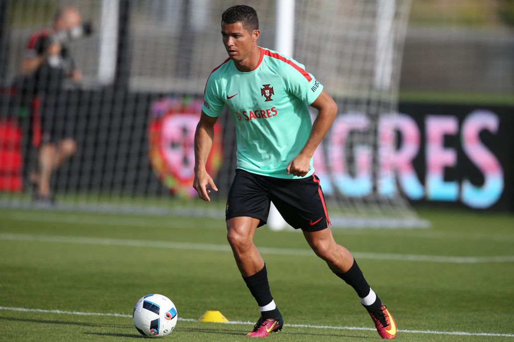 Cristiano Ronaldo trains with Portugal