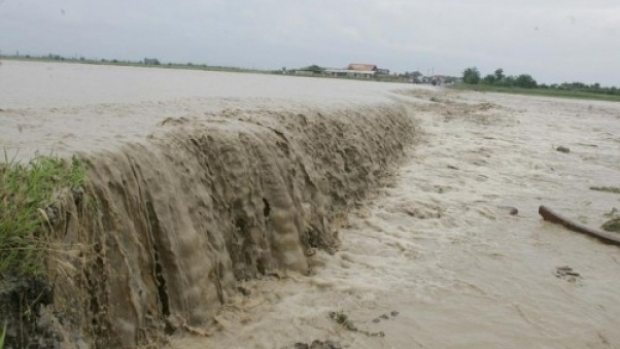 Tată şi fiu, salvaţi în ultima clipă, într-o operaţiune de salvare în toiul nopţii la Bacău 1 inund